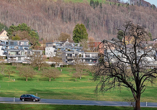 Wohngebäude in Hausen: Hier sowie in Affoltern und Hedingen kann man sich laut der UBS mit einem durchschnittlichen Einkommen nur eine qualitativ hochwertige Eigentumswohnung bis 60 Quadratmeter leisten. (Bild Daniel Vaia)