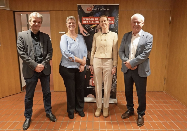 Nicole Bertsch, Moderatorin und Präsidentin Sektion SRG Zürich Schaffhausen (2. v. l.), mit den Podiumsgästen Hans-Peter Künzi, Stv. Leiter Regionaljournal Zürich-Schaffhausen (links), Johanna Burger, Wissenschaftliche Projektmitarbeiterin an de