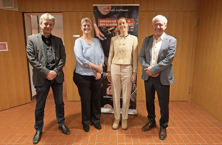 Nicole Bertsch, Moderatorin und Präsidentin Sektion SRG Zürich Schaffhausen (2. v. l.), mit den Podiumsgästen Hans-Peter Künzi, Stv. Leiter Regionaljournal Zürich-Schaffhausen (links), Johanna Burger, Wissenschaftliche Projektmitarbeiterin an de