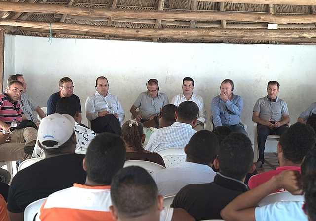 Führungsspitze der afro-kolumbianischen Gemeinschaft, deren Zwangsumsiedlung noch bevorsteht. (Bilder zvg.) Glencore-Chef Ivan Glasenberg sprach in Begleitung von Vertretern von www.knonaueramt-solidarisch.ch in einer Maniok-Plantage in der Guajira 
