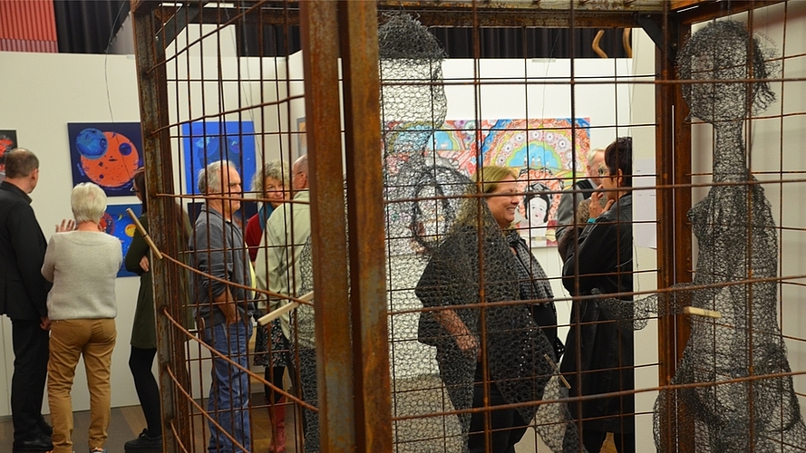Drahtgeflecht-Figuren, gefangen im «Safety Cage» von Rosi Loosli.