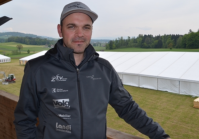 Mirco Kurt, OK-Präsident des Regionalturnfests, auf dem Turnfest-Tower vor dem grossen Haupt-Festzelt. <em>(Bild Thomas Stöckli)</em>