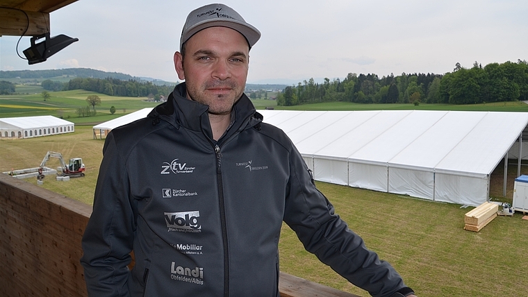 Mirco Kurt, OK-Präsident des Regionalturnfests, auf dem Turnfest-Tower vor dem grossen Haupt-Festzelt. <em>(Bild Thomas Stöckli)</em>