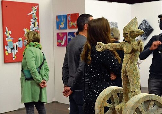 Die jurierte Ausstellung im Kasinosaal Affoltern hatte einiges zu bieten. Im Vordergrund die Skulptur «Zeitachsen» von Christof Suter. (Bild Thomas Stöckli)