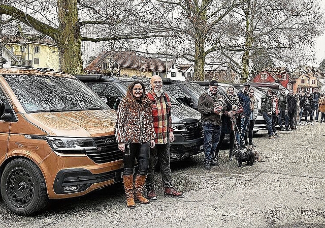 Remo Buob (2. v. l.) und seine Freunde bei einem ihrer regelmässigen Take-away-Lunches und -Dinners auf dem Parkplatz vor dem «Central» in Affoltern. (Bilder zvg.)