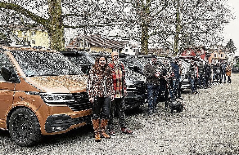 Remo Buob (2. v. l.) und seine Freunde bei einem ihrer regelmässigen Take-away-Lunches und -Dinners auf dem Parkplatz vor dem «Central» in Affoltern. (Bilder zvg.)