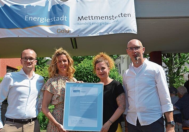 Erfreut über das «Energiestadt Gold»-Label. Von links: Regierungsrat Martin Neukom, Sekundarschulpräsidentin 
Céline Lingua, Primarschulpräsidentin Melanie Vollenweider und Gemeinderat Marcel Eicher. (Bild Thomas Stöckli)