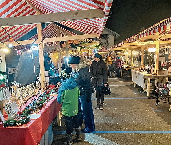 Die dekorativ erleuchteten Stände auf dem Weisbrod-Areal. Die dekorativ erleuchteten Stände auf dem Weisbrod-Areal.