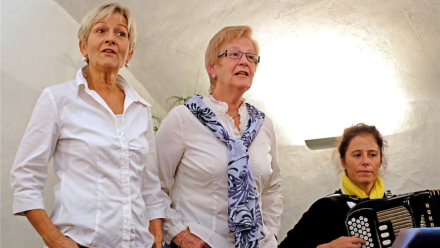 In den Pausen sangen und jodelten die beiden «Ämtler Jodlerfünde» Heidi Roth (links) und Vreni Eichmann begleitet von Lucia Strickler am Akkordeon.
