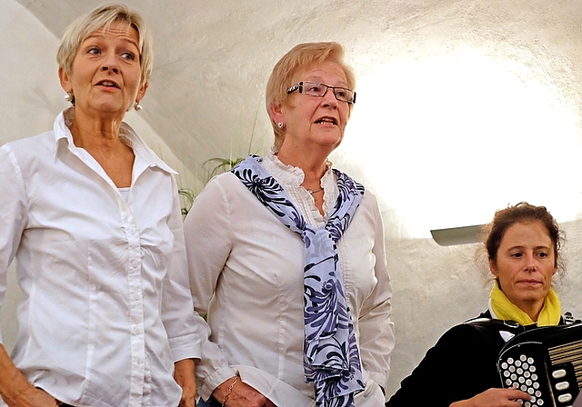 In den Pausen sangen und jodelten die beiden «Ämtler Jodlerfünde» Heidi Roth (links) und Vreni Eichmann begleitet von Lucia Strickler am Akkordeon.