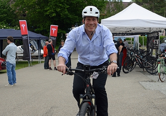 Zweiräder selbst steuern? Kantonsrat Olivier Hofmann auf einem E-Bike vor dem Testgelände der Firma Ernst Schweizer AG. (Bild Bernhard Schneider)