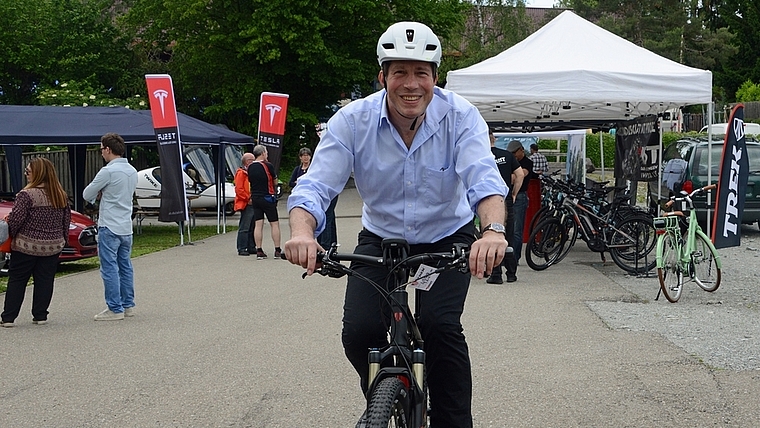 Zweiräder selbst steuern? Kantonsrat Olivier Hofmann auf einem E-Bike vor dem Testgelände der Firma Ernst Schweizer AG. (Bild Bernhard Schneider)
