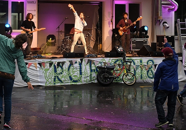 Eingefleischte Musikfans liessen sich am frühen Samstagabend auch durch den Regen nicht vom Tanzen abhalten. Wie hier bei der Performance der Band «Last Avenue». Der Grossteil der Gäste genoss den Auftritt im Trockenen. <em>(Bild lhä)</em>