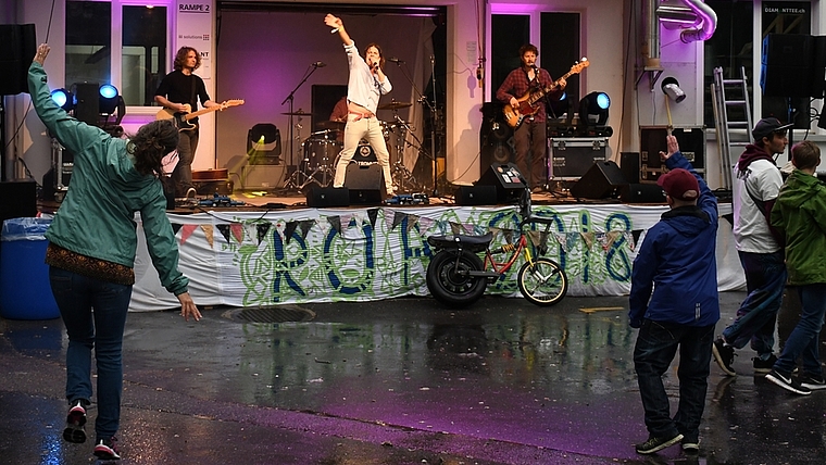 Eingefleischte Musikfans liessen sich am frühen Samstagabend auch durch den Regen nicht vom Tanzen abhalten. Wie hier bei der Performance der Band «Last Avenue». Der Grossteil der Gäste genoss den Auftritt im Trockenen. <em>(Bild lhä)</em>