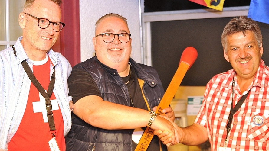 Dalla Valle Sergio (Mitte) aus Hausen ist neuer Schweizer Hölzler Meister und darf die Gratulation von Spielleiter Lüthi Werni (rechts) und OK-Mitglied Studer Reto entgegennehmen.<em> (Bild Spörri Fredy)</em>