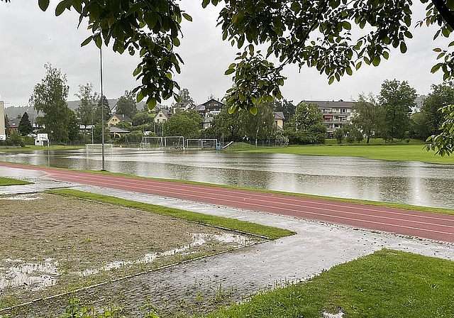 Der Sportplatz Zendenfrei wurde zum See. (Bild Dominik Stierli)