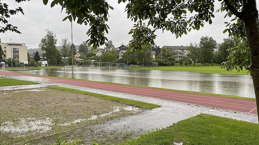 Der Sportplatz Zendenfrei wurde zum See. (Bild Dominik Stierli)