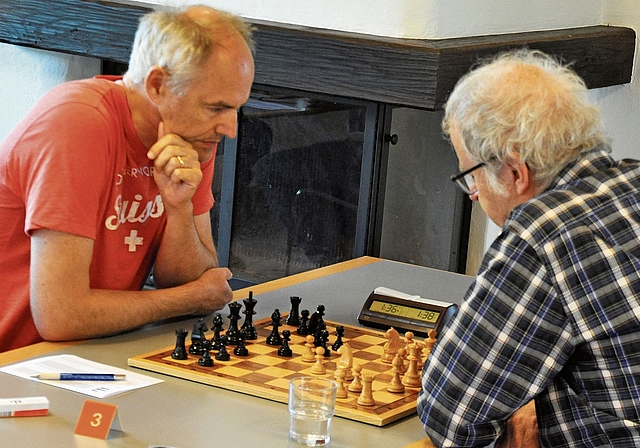 Wettswils Marcel Hug (links) gewann seine Partie spektakulär. (Bild Kaspar Köchli)