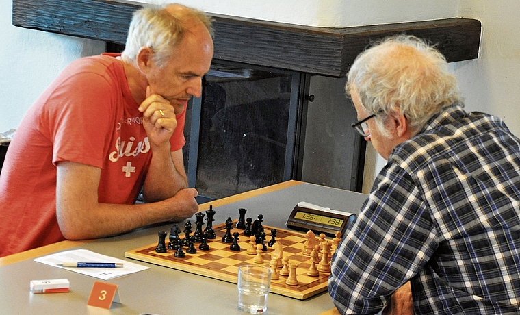 Wettswils Marcel Hug (links) gewann seine Partie spektakulär. (Bild Kaspar Köchli)
