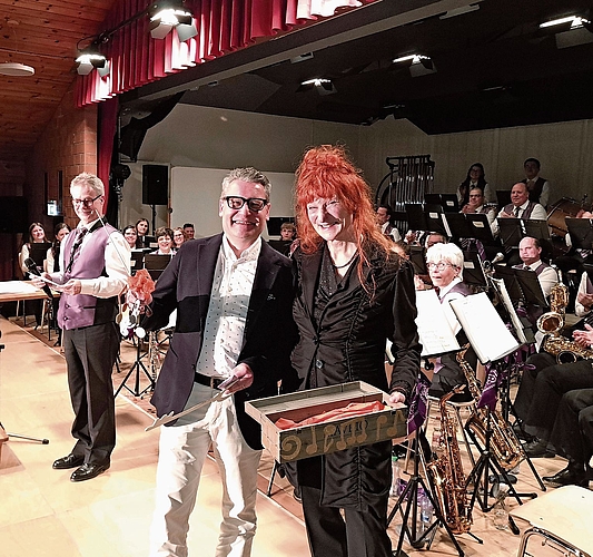 Stabübergabe: Rägle Brawand mit ihrem Nachfolger Stefan Bänziger. Links Präsident Ueli Imhof. 