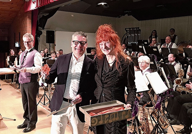 Stabübergabe: Rägle Brawand mit ihrem Nachfolger Stefan Bänziger. Links Präsident Ueli Imhof. 