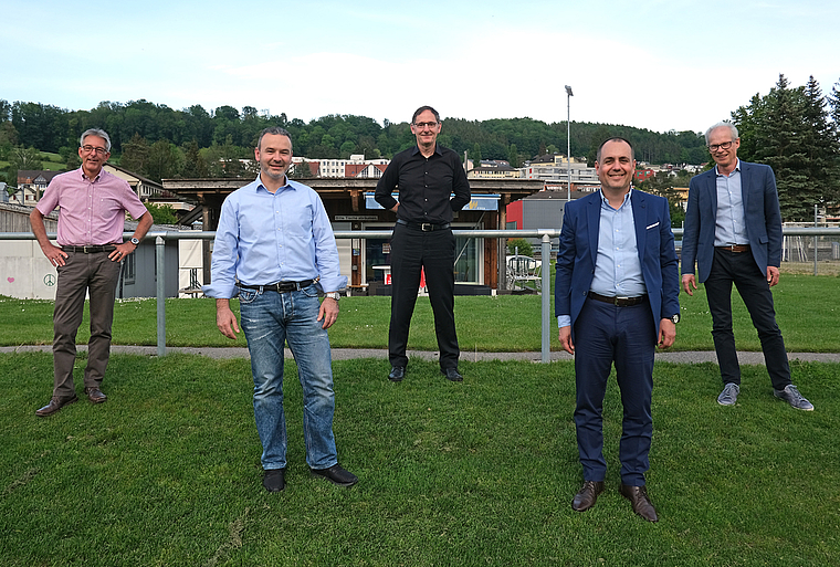 Informeller Besuch von Regierungsrat Mario Fehr auf dem Sportplatz Moos in Affoltern. Von links: René Kälin, Gemeindepräsident Mettmenstetten, Marcello Musio, Präsident FC KMM, Regierungsrat Mario Fehr, Ferruccio Gusmini, Präsident FCA und Marti