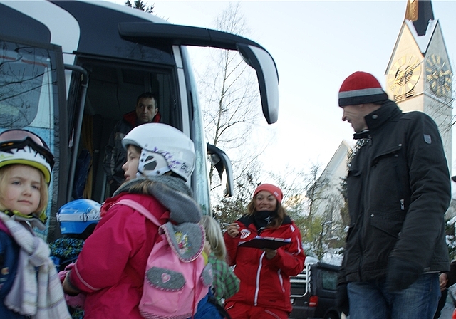 Wie hier vergangenes Jahr in Hausen werden die Kinder jeweils bereits am Abholort von einer Skilehrerin empfangen. (Archivbild Thomas Stöckli)