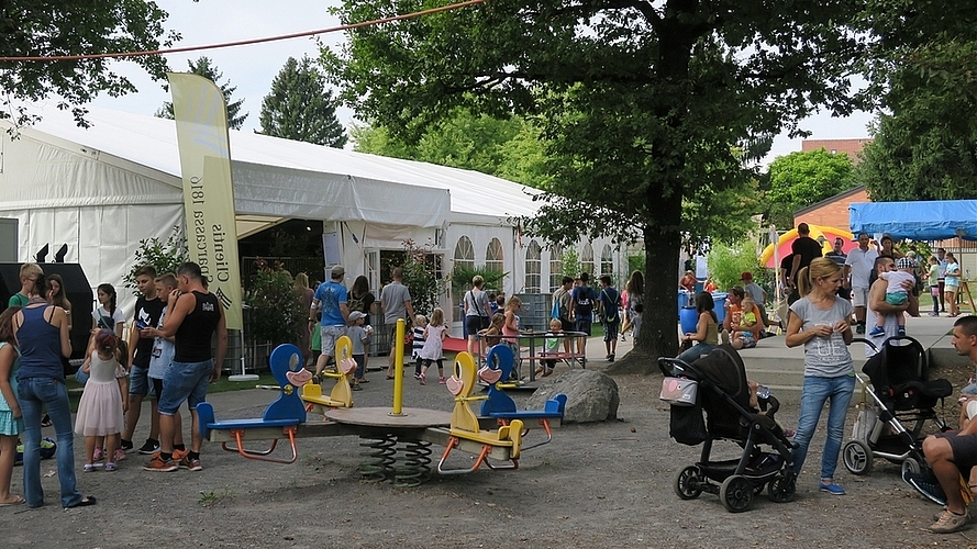 Reger Betrieb auf dem Festgelände. Reger Betrieb auf dem Festgelände.