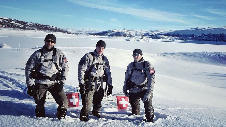 Patrick Mateu (von links), Rouven Strebel und Daniel Mattille im norwegischen Haugastol, direkt vor dem Start. (Bild zvg.)