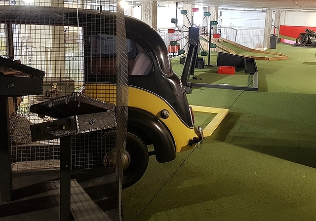 Die innovative 18-Loch Indoor Adventure-Golf-Anlage kann nicht mit einer klassischen Minigolf-Anlage verglichen werden: Jede Bahn ist einzigartig und mit ausgeklügelten Elementen gebaut. Ein Drittel davon wird in Schwarzlicht gespielt. Dank fluoresz