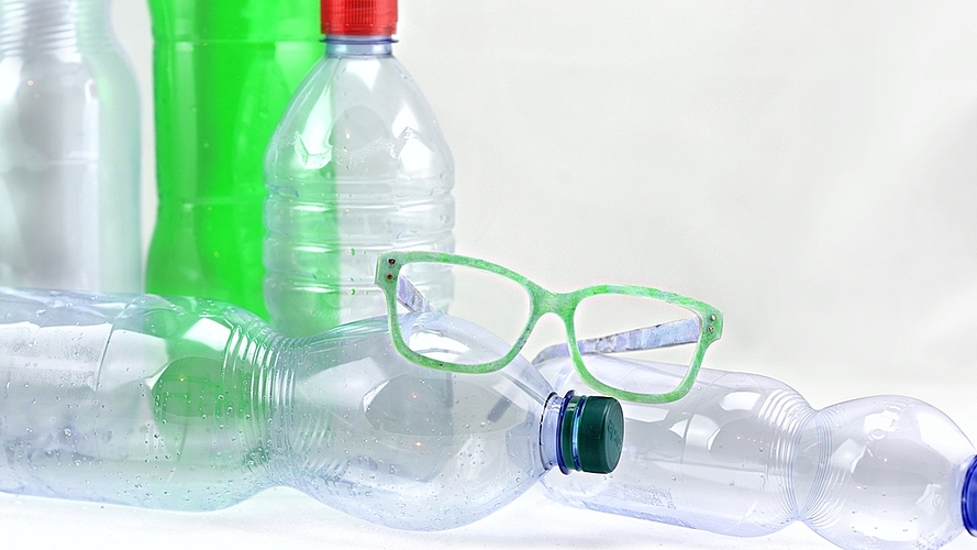 Diese Brille hat sie mit einer Kollegin aus Petflaschen gefertigt. <em>(Bild zvg.)</em>