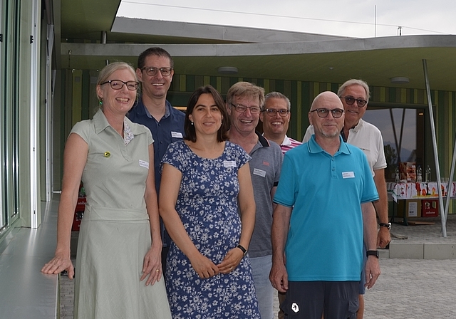 Strahlende Gesichter am Tag der offenen Tür des neuen Doppelkindergartens in Mettmenstetten. Ganz links: Primarschul-Präsidentin Bea Gallati und Architekt Mike Weber. <em>(Bild Thomas Stöckli)</em>