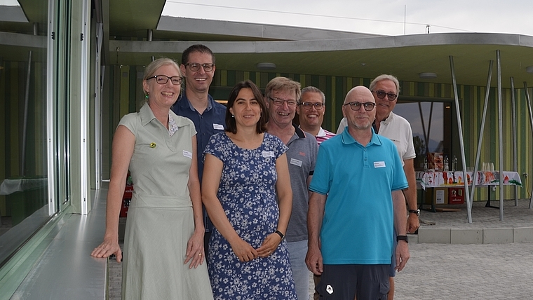 Strahlende Gesichter am Tag der offenen Tür des neuen Doppelkindergartens in Mettmenstetten. Ganz links: Primarschul-Präsidentin Bea Gallati und Architekt Mike Weber. <em>(Bild Thomas Stöckli)</em>