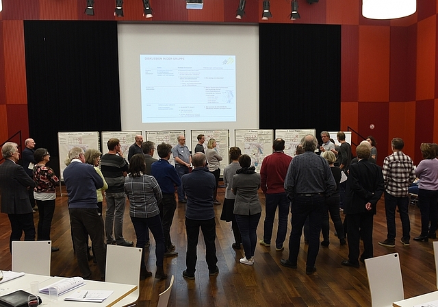 Intensive Diskussionen anhand der Resultate der Gespräche an den einzelnen Tischen ergaben die Grundlage für die weiteren Arbeiten am Gesamtverkehrskonzept. <em>(Bild bs)</em>
