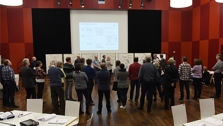 Intensive Diskussionen anhand der Resultate der Gespräche an den einzelnen Tischen ergaben die Grundlage für die weiteren Arbeiten am Gesamtverkehrskonzept. <em>(Bild bs)</em>