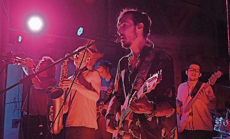 Die Hausemer «Last Avenue» mit den Open-Air-Mitinitianten Christian Schönbächler und Martin Gaisser rockten das Publikum bis um Mitternacht. (Bilder Martin Platter)
