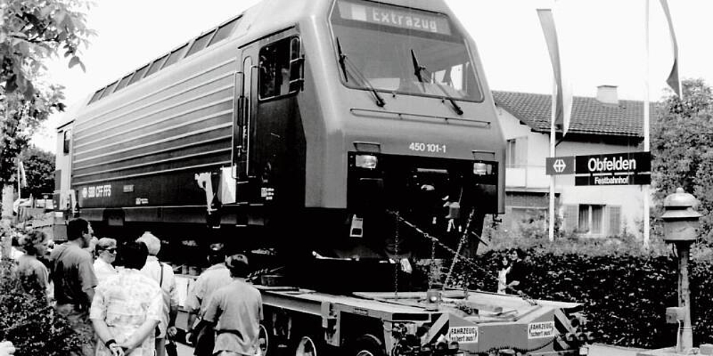 74 Tonnen für wenige Stunden unter viel Aufwand nach Obfelden gezügelt: Die Lokomotive Re 450 101-1 zog am 150-Jahre-Jubiläum 1997 viel Volk an. (Archivbild)