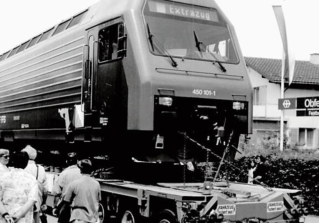 74 Tonnen für wenige Stunden unter viel Aufwand nach Obfelden gezügelt: Die Lokomotive Re 450 101-1 zog am 150-Jahre-Jubiläum 1997 viel Volk an. (Archivbild)