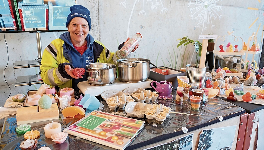 Beim Posten zum Thema Wachsprodukte zeigt Priska Schmid, was aus Altwachs alles entstehen kann. Dafür sammelt sie Kerzenwachs, säubert und zerkleinert es und giesst dann neue Kerzen in den verschiedensten Formen daraus. Der Erlös aus dem Kerzenverkauf wird gespendet, in den letzten Jahren an das Kinderspital. Nebst Kerzen nimmt der Öki-Hof auch Kork und Bücher an. Es hat ein Bücherregal bei der Sammelstelle, wo diese mitgenommen werden dürfen. 