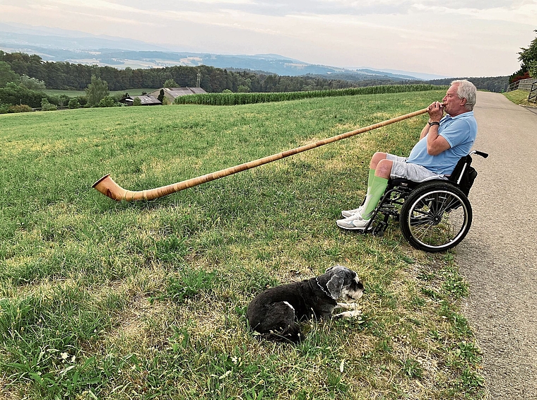 Alphornklänge oberhalb von Aeugst. Roland Erichsen und sein treuer Hund Bobo. (Bild Marianne Voss)