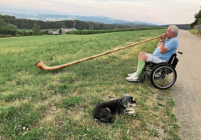 Alphornklänge oberhalb von Aeugst. Roland Erichsen und sein treuer Hund Bobo. (Bild Marianne Voss)