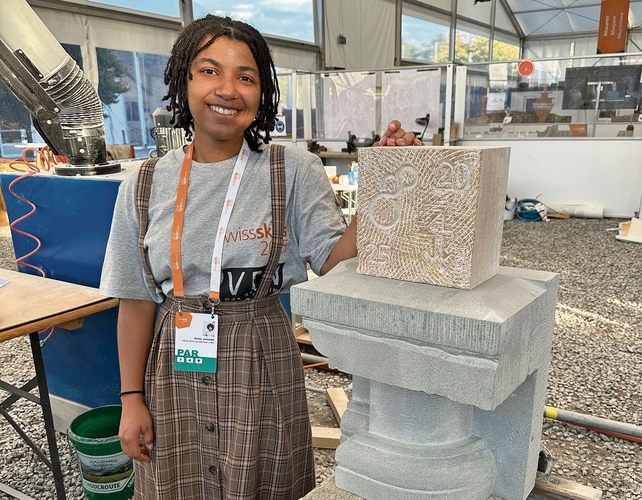 Alima Jammeh mit ihren Werkstücken, die ihr den dritten Platz an den Swiss Skills einbrachten. (Bilder Martin Platter)