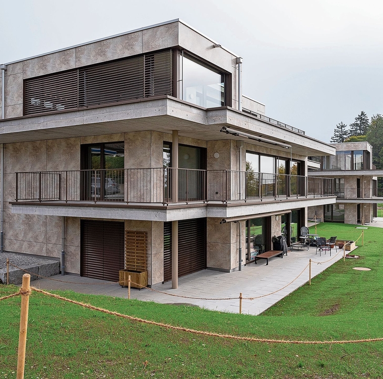 Trotz vieler Neubauten bleibt die Situation auf dem Wohnungsmarkt angespannt, die Preise für Wohneigentum dürften weiter steigen: Überbauung in Aeugst. (Bild Daniel Vaia)