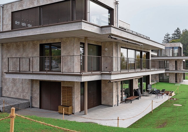 Trotz vieler Neubauten bleibt die Situation auf dem Wohnungsmarkt angespannt, die Preise für Wohneigentum dürften weiter steigen: Überbauung in Aeugst. (Bild Daniel Vaia)