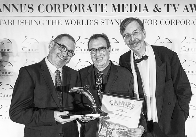 Übergabe des begehrten goldenen Delphins. Von links: Hubert Staubli, Avista Films; Rolf Arnold, Hawa; Alexander Kamel, Festivaldirektor. (Bild zvg.)