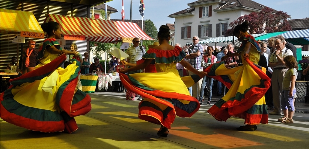 Beschwingt-rhythmisch: Volkstanz aus Kolumbien. (Bilder Werner Schneiter)Auch typisch schweizerisch: Alphornbläserin und -bläser.Jodel: Heidi Roth, Vreni Eichmann, Luzia Strickler (v.l.)Grussbotschaft: Clemens Grötsch.Russischer Volkstanz.