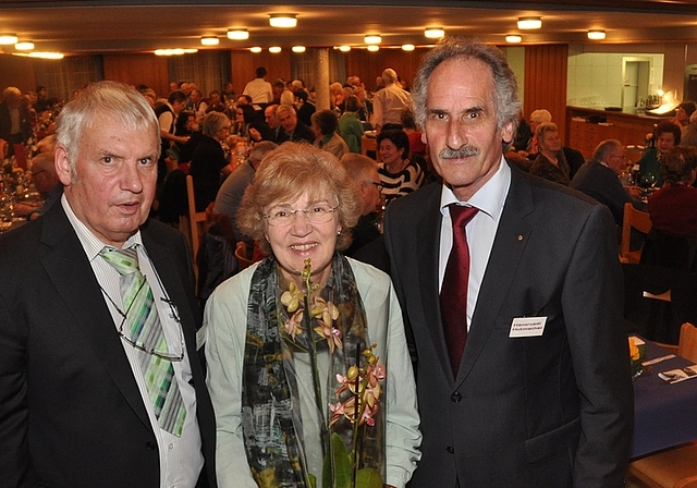 TCS-Präsident Hansruedi Hutmacher (rechts) verabschiedet Max Renggli und überreicht dessen Ehefrau Rita Blumen – auch als Dank dafrür, dass sie die Kasse noch ein Jahr führt.