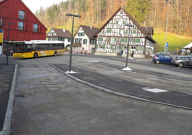 Die Postautos können wegen der Neigung des Platzes nicht behindertengerecht direkt an den neuen Perrons anhalten. (Bild Marianne Voss)
