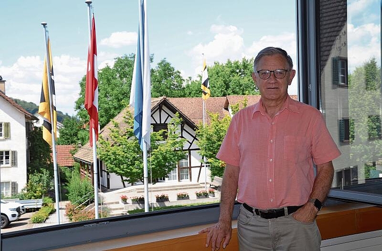 Hat Ruhe in den Gemeinderat Bonstetten gebracht: Erwin Leuenberger im Gemeindehaus. (Bild Thomas Stöckli)