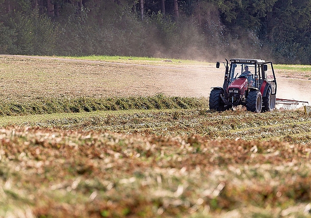 Landwirt beim Heuwenden bei Bonstetten: Für einen zweiten Schnitt hat das Gras noch gereicht, ob es für einen üblichen dritten Schnitt reichen wird, gilt derzeit als eher unwahrscheinlich. (Bilder Daniel Vaia)